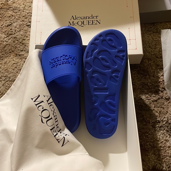 Alexander McQueen
Oversized Pool Slides - Picture 1 of 3